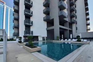 Bazén v ubytování 1bdr in Belgravia Heights - JVC - Dubai nebo v jeho okolí