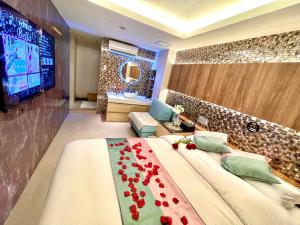 um quarto com uma cama grande com rosas vermelhas em 上野Bellaホテル em Tóquio