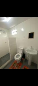 ein Bad mit einem WC und einem Waschbecken in der Unterkunft Dormitórios ponto 37 in Treviso