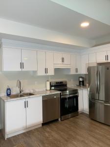 Η κουζίνα ή μικρή κουζίνα στο Modern 2BR Guest House in North Nanaimo +7 φωτογραφίες