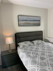 1 dormitorio con 1 cama y una foto en la pared en Modern 2BR Guest House in North Nanaimo en Nanaimo