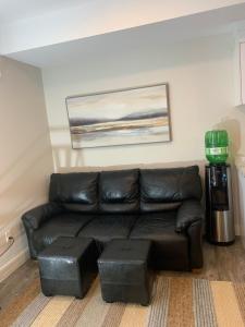 Area soggiorno di Modern 2BR Guest House in North Nanaimo