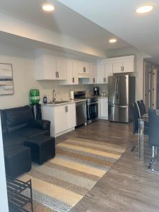 Η κουζίνα ή μικρή κουζίνα στο Modern 2BR Guest House in North Nanaimo