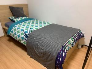 Furinkyo・楓林居 3号館 في أوساكا: غرفة نوم بسرير ازرق واخضر