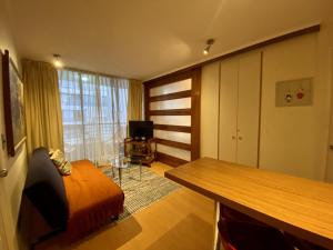 une chambre avec un lit, une table et une fenêtre dans l'établissement Urbano Viana Terminal - Teletrabajo Piscina Wifi, à Viña del Mar 29 autres photos