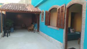 ein blaues Gebäude mit Bogenfenstern und einem Innenhof in der Unterkunft casa na vila historica in Angra dos Reis