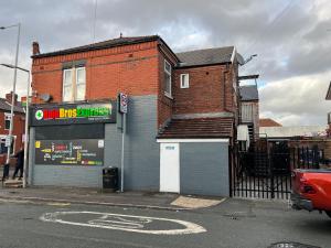 un bâtiment avec un panneau sur son côté dans l'établissement RB, à Stockport