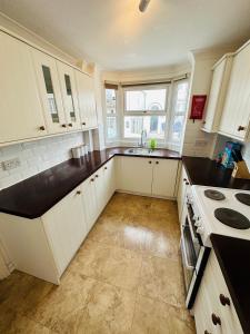 A cozinha ou cozinha compacta de Place2Stay Central Brighton Free Parking 3 Bed House