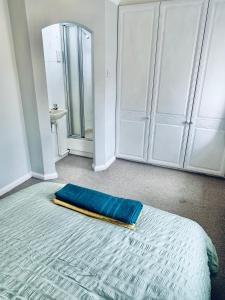 Cama ou camas em um quarto em Place2Stay Central Brighton Free Parking 3 Bed House