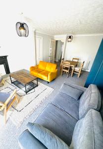 Uma área de estar em Place2Stay Central Brighton Free Parking 3 Bed House