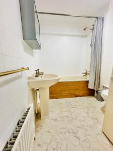 Um banheiro em Place2Stay Central Brighton Free Parking 3 Bed House
