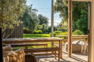 Gallery image of Paradise on Palm - Stay Waiheke in Palm Beach