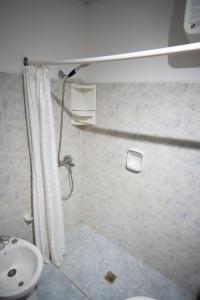 ein Bad mit einer Dusche und einem Waschbecken in der Unterkunft Casa amueblada en centro de Minas, Lavalleja in Minas