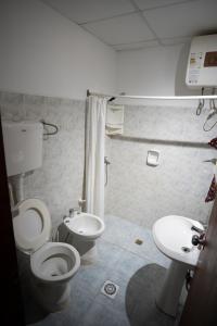 ミナスにあるCasa amueblada en centro de Minas, Lavallejaのバスルーム(トイレ2つ、シンク付)