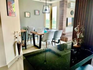 Area soggiorno di 3-Brs Beachside Modern chalet Seaview & 3min walking l BBQ