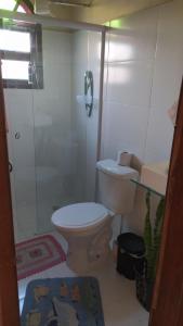 ein kleines Badezimmer mit Toilette und Dusche in der Unterkunft casa na vila historica in Angra dos Reis + 9 Fotos