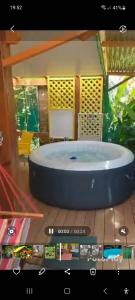 un vídeo de una bañera en una terraza en Fetay Jaune en Baie-Mahault