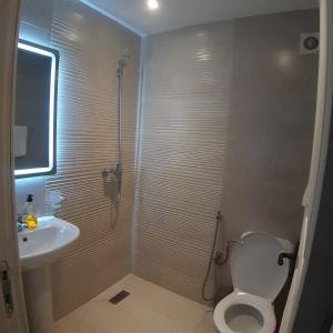 een badkamer met een douche, een toilet en een wastafel bij Appart happiness family only in Tanger