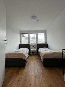 ウィーンにあるFarawayHomes Studio Vienna #H1のベッド2台 壁にクロスが付いた部屋 +10枚の写真