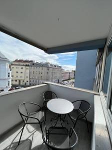 ウィーンにあるFarawayHomes Studio Vienna #H1のバルコニーにテーブルと椅子が置かれたバルコニー