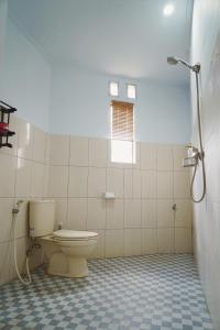 a bathroom with a toilet and a shower at Nyaman Villa Ubud - Gemütliche Wohnung in Reisfelder in Ubud