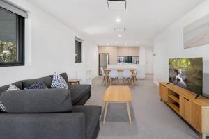 堪培拉Embark Luxe 2BR 2Bath Apartment in Lynham 1 Secure Carpark Wifi Canberra的带沙发和桌子的客厅