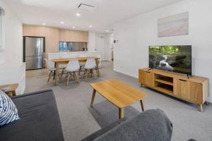 Embark Luxe 2BR 2Bath Apartment in Lynham 1 Secure Carpark Wifi Canberra的电视和/或娱乐中心