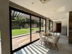 eine Küche und ein Esszimmer mit Glasschiebetüren in der Unterkunft Gomez de castro apartments in Asunción