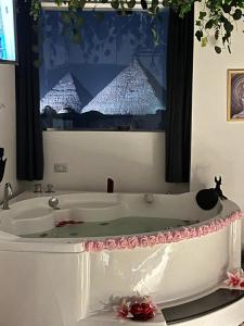 Foto dalla galleria di Jacuzzi Pyramids View 5 a Il Cairo