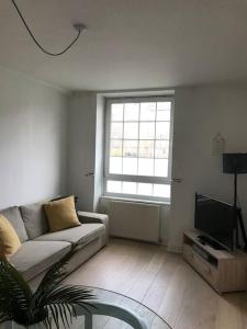 a living room with a couch and a television at Cosy 1 Bed Flat in Central London with View of Shard in London
