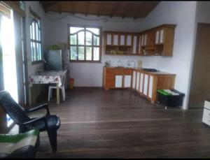 Großes Zimmer mit Küche und Wohnzimmer in der Unterkunft Hospedaje Paula C in Calao