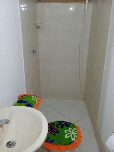 uma casa de banho com um lavatório branco e um chuveiro em Hospedaje Paula C em Calao