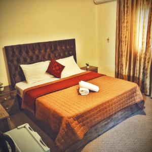 um quarto de hotel com uma cama e uma mala em Majido Hotel em Wadi Musa