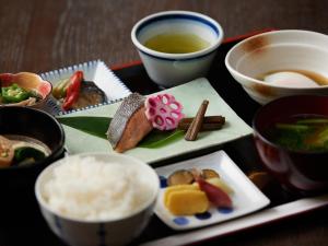 una bandeja de comida con arroz y tazones de sopa en Hotel SIMIZU en Tokamachi