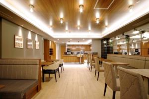 札幌市にあるトラベロッジ札幌すすきののテーブルと椅子のあるレストラン、バー