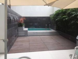 una piscina al centro di un edificio di Acogedor Departamento de un cuarto en Barranco... a Lima