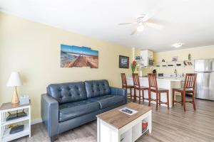 Una sala de estar con un sofá y una cocina. en Pacific Lights, en Lincoln City