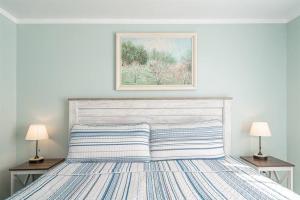 Un dormitorio blanco con una cama con dos lámparas. en Pacific Lights, en Lincoln City 17 fotos más