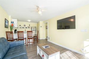 una sala de estar con un sofá y una mesa en Pacific Lights, en Lincoln City