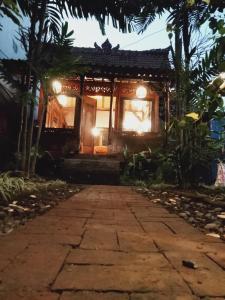 una casa en la noche con un camino en Buratwangi Joglo House, en Kerobokan
