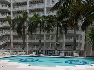 een hotel met een zwembad voor een gebouw bij Edificio Bay Point Apto 402 Punta Hansa in San Andrés