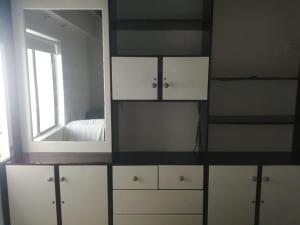 een dressoir met een spiegel en witte kasten in een kamer bij Edificio Bay Point Apto 402 Punta Hansa in San Andrés +106 foto's