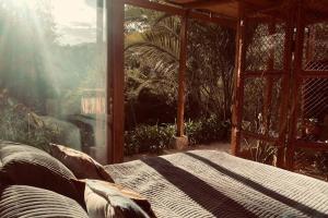 una camera con un letto in una stanza con una finestra di Cozy and isolated with hot springs a Quito
