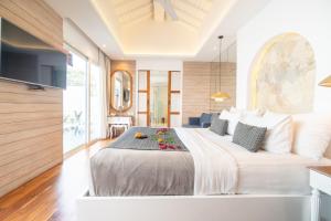 A bed or beds in a room at Aleva Villa Seminyak by Ini Vie Hospitality