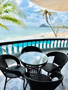 a table and chairs with a view of the beach at MD Pool Villa Chumphon in Ban Tha Samet (1)