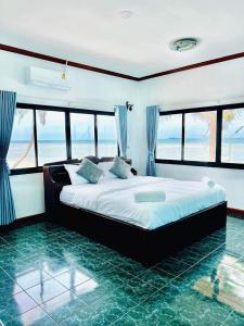 a bedroom with a bed with a view of the ocean at MD Pool Villa Chumphon in Ban Tha Samet (1)