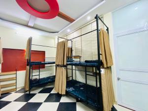 Katil dua tingkat atau katil-katil dua tingkat dalam bilik di Lion Homestay