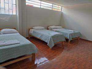 - 2 lits dans une chambre avec 2 fenêtres dans l'établissement Casa Alojamiento Virreynal, à San Ramón