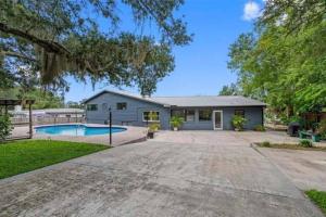 una casa con piscina en el patio en Tampa/T.T. Pool Home near Bush Gardens & Hard Rock, en Tampa
