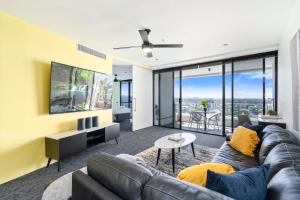 sala de estar con sofá y mesa en River View Oasis in Surfers Paradise - Converted 2 Bedroom Apartment at Avalon - Wow Stay, en Gold Coast